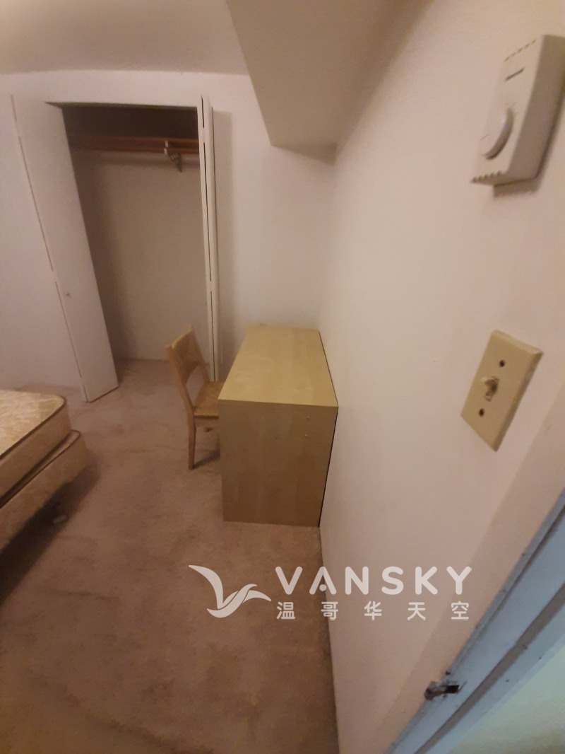 260212095154_17th 2 br north bedroom desk.jpg